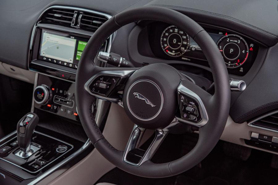 Панель приборов Jaguar XE D180 S 2019 года  (UK) (фото 7 из 25)